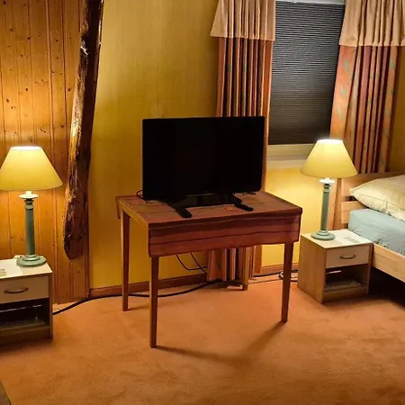 Schoenes Mit Balkon Und Terrasse In Ruhiger Lage Apartman Helsa