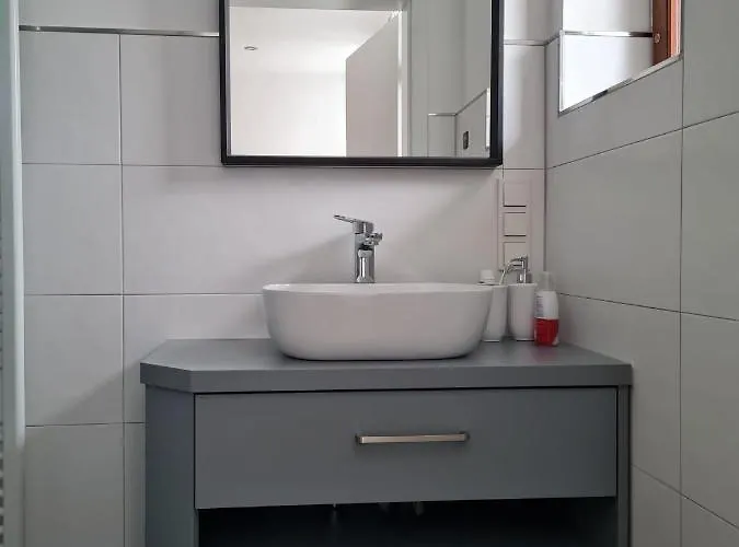 Schoene Mit Balkon Und Terrasse In Ruhiger Lage